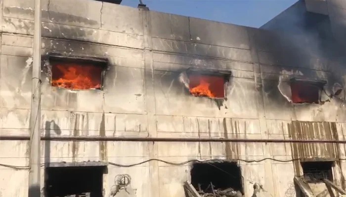 ڪراچي ۾ لانڍي ايڪسپورٽ پراسيسنگ زون اندر باهه لڳڻ سبب 3 فيڪٽريون مڪمل طور تي سڙي ويون